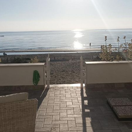 The Suite On The Beach Torvaianica Bagian luar foto