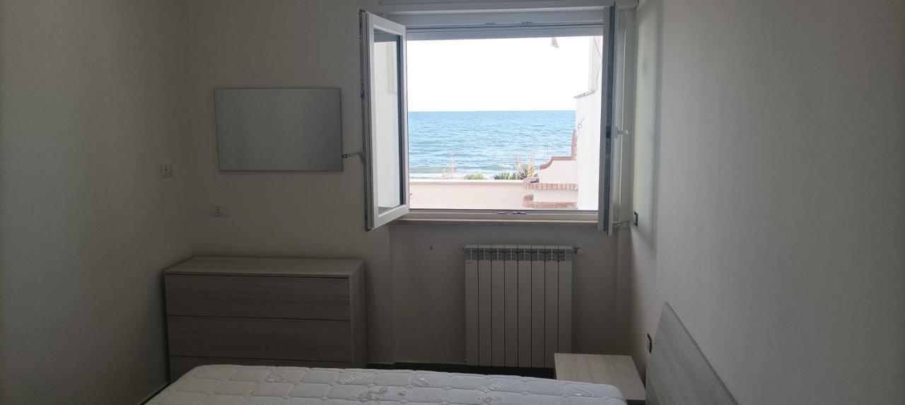 The Suite On The Beach Torvaianica Bagian luar foto