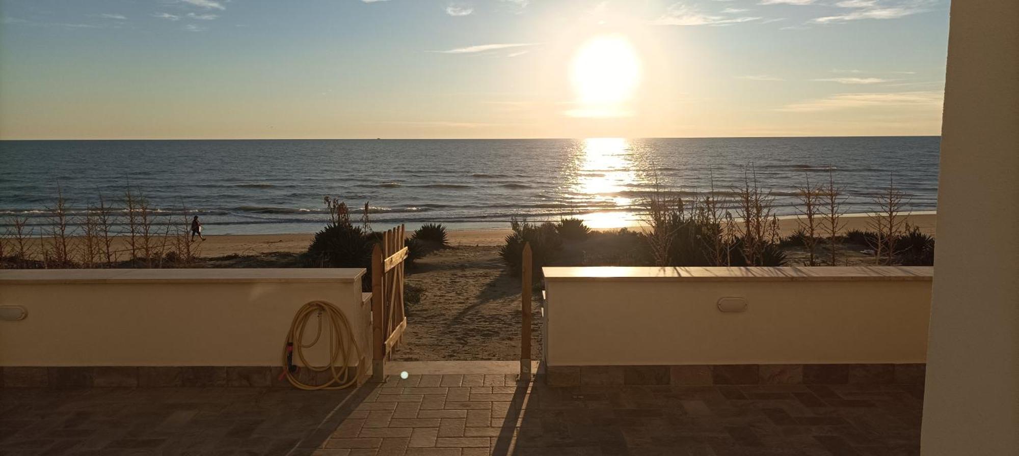 The Suite On The Beach Torvaianica Bagian luar foto