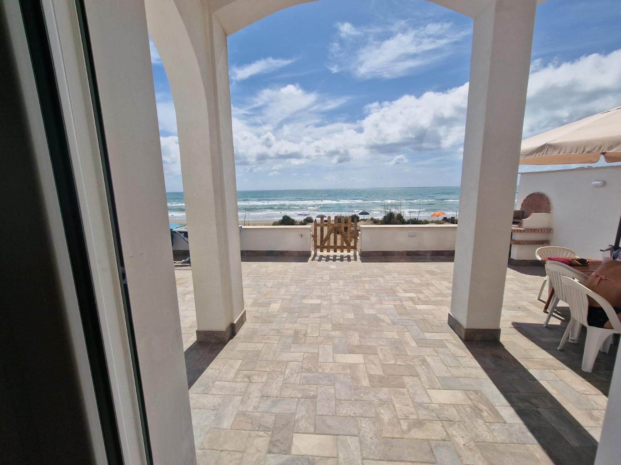 The Suite On The Beach Torvaianica Bagian luar foto