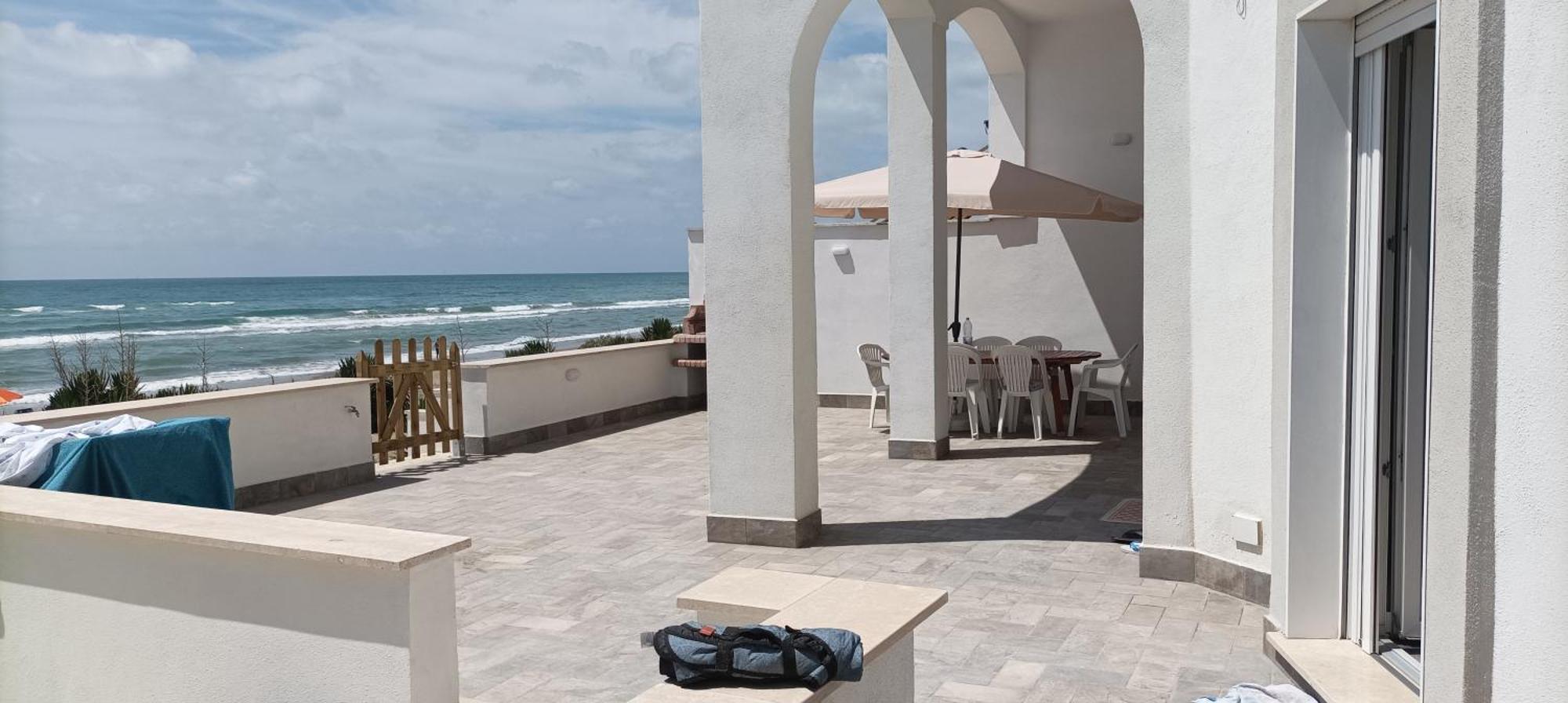 The Suite On The Beach Torvaianica Bagian luar foto