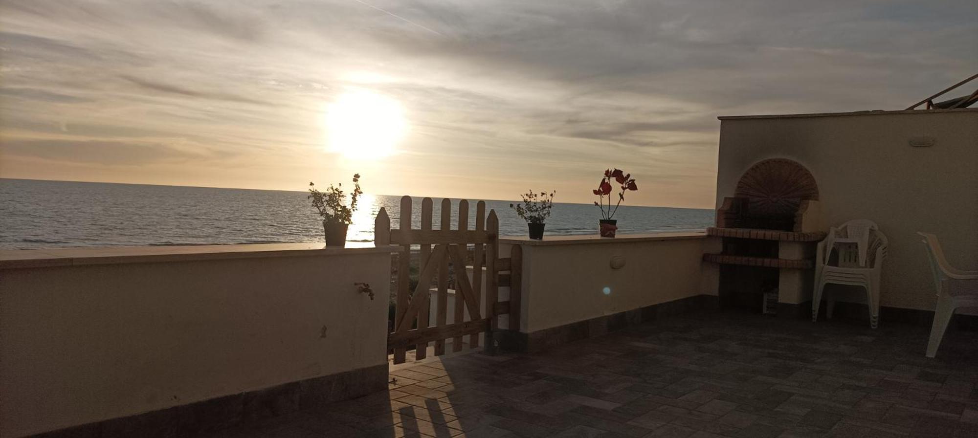 The Suite On The Beach Torvaianica Bagian luar foto