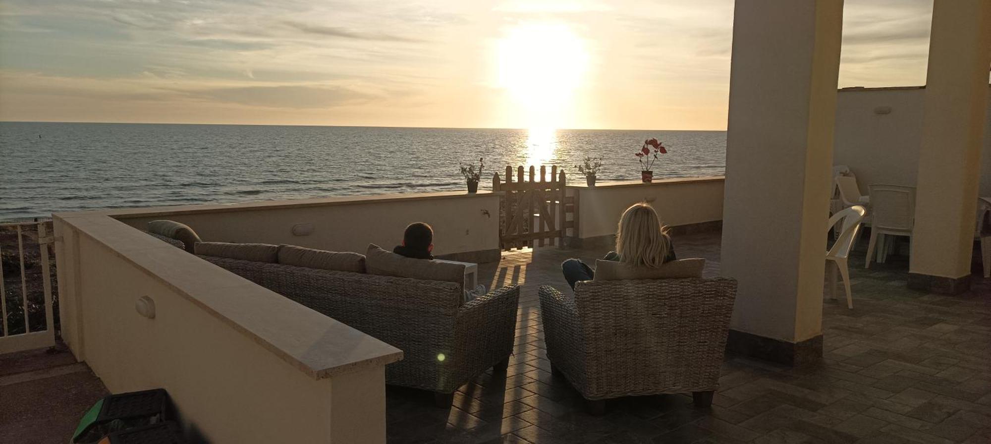 The Suite On The Beach Torvaianica Bagian luar foto