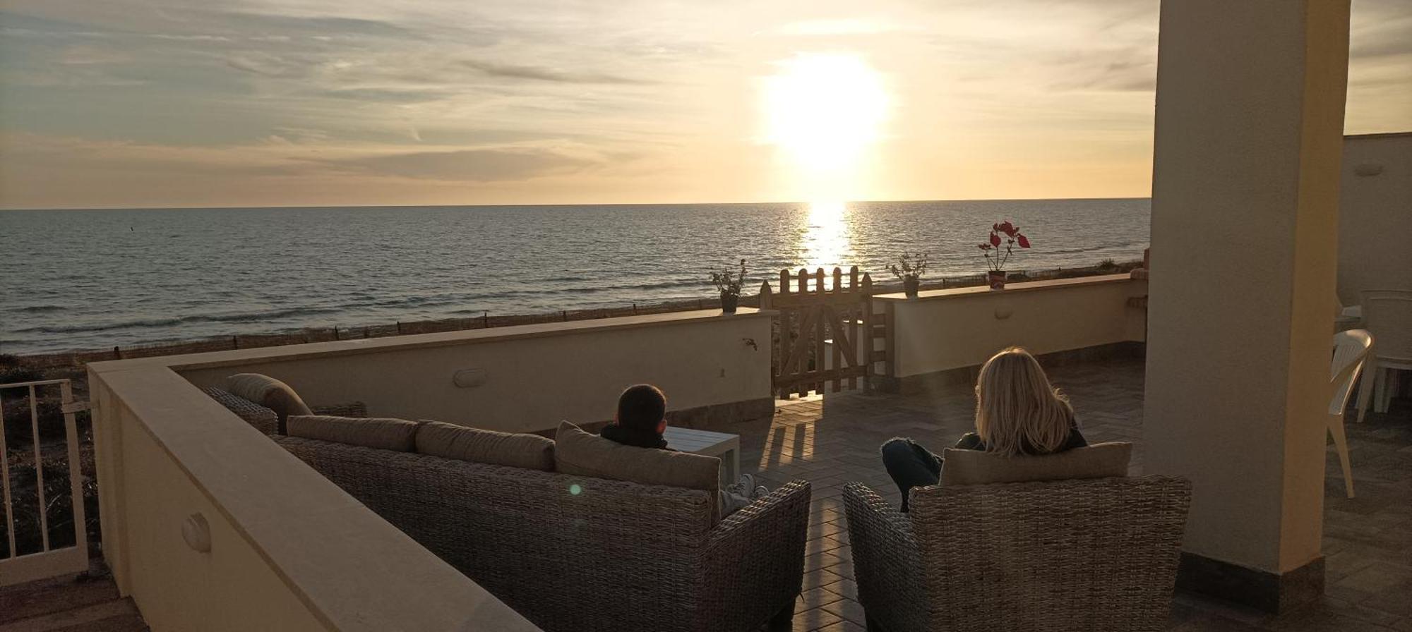 The Suite On The Beach Torvaianica Bagian luar foto