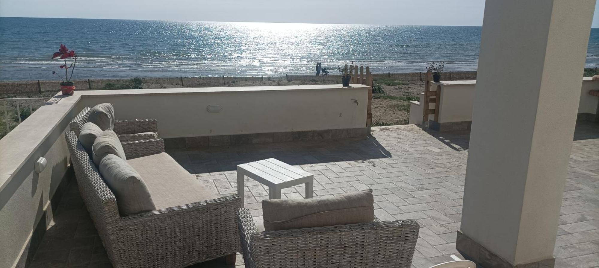The Suite On The Beach Torvaianica Bagian luar foto