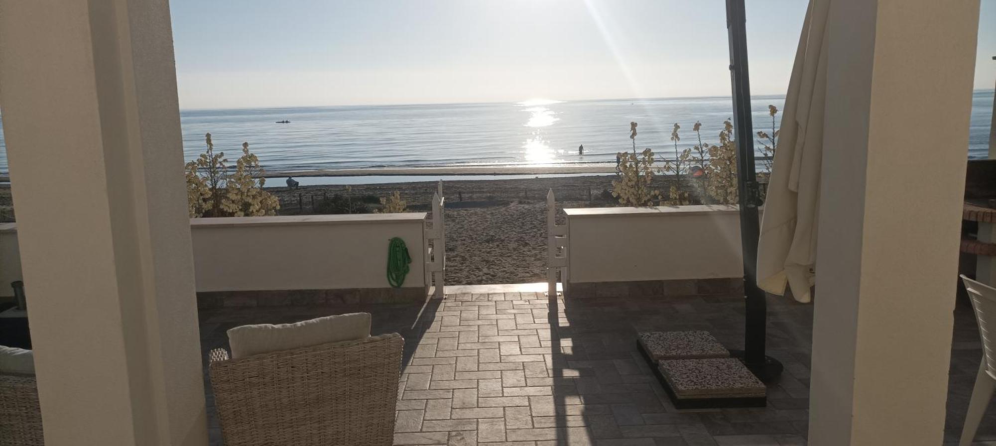 The Suite On The Beach Torvaianica Bagian luar foto