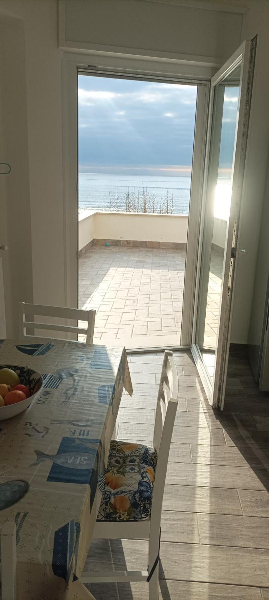The Suite On The Beach Torvaianica Bagian luar foto