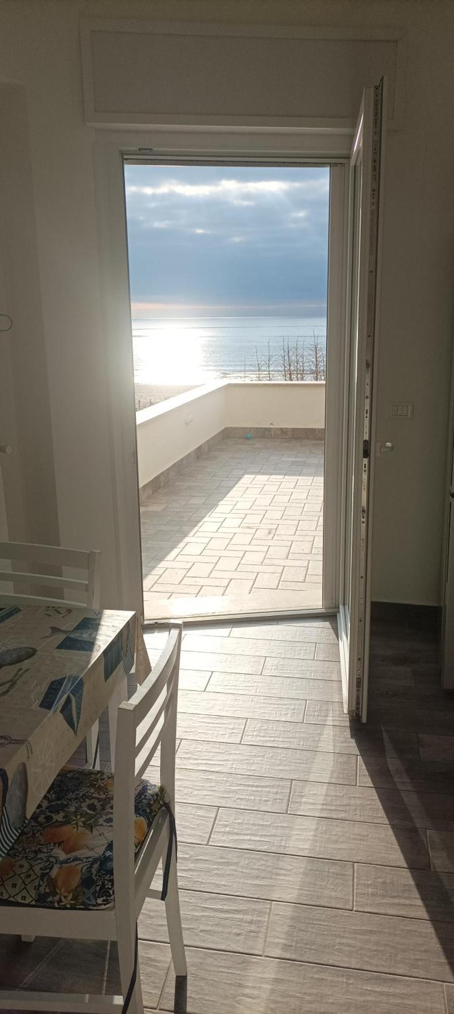 The Suite On The Beach Torvaianica Bagian luar foto