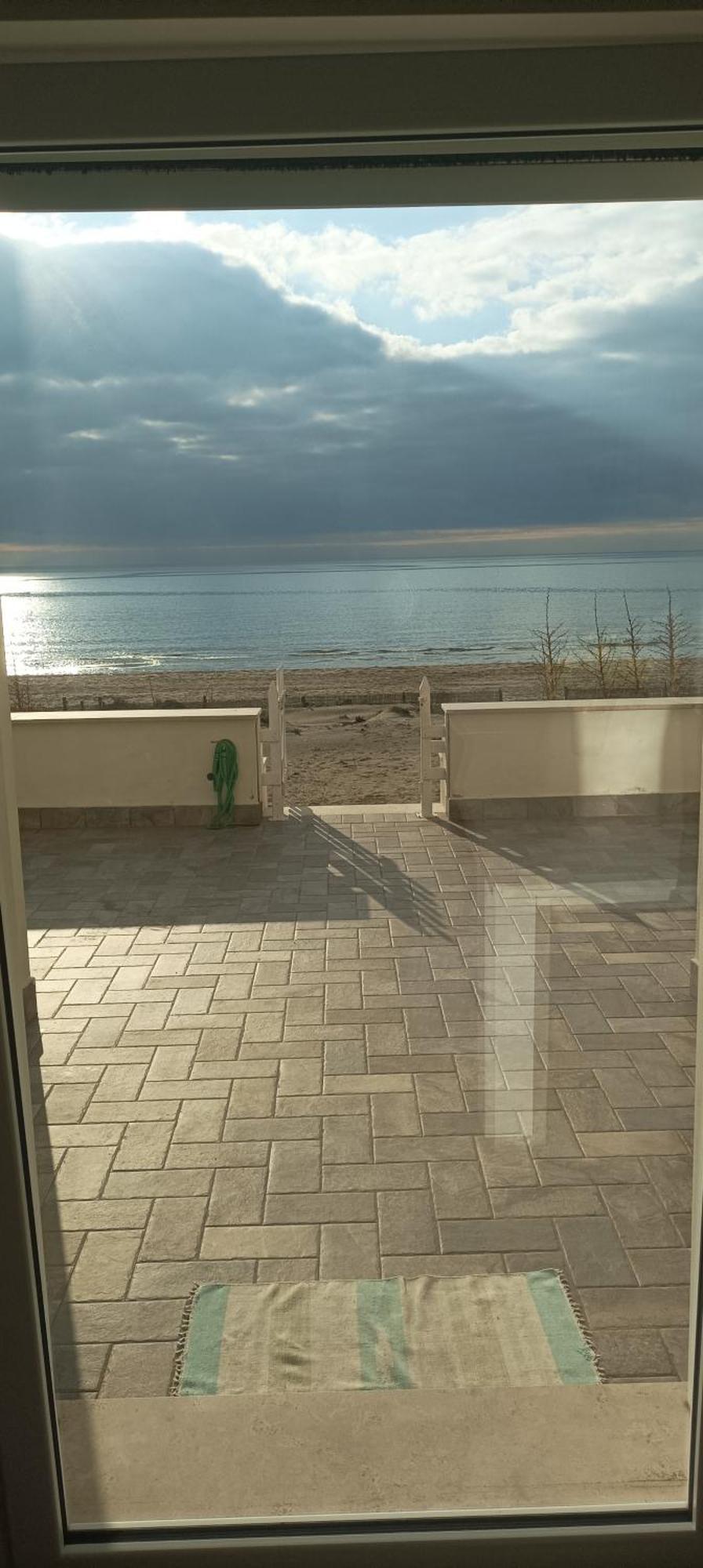 The Suite On The Beach Torvaianica Bagian luar foto