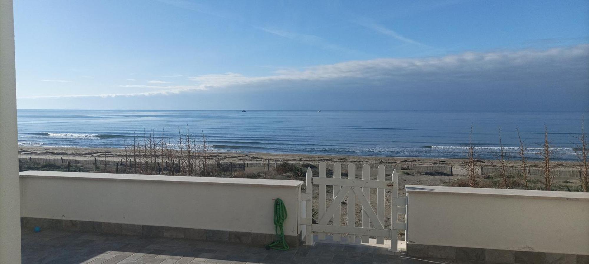 The Suite On The Beach Torvaianica Bagian luar foto