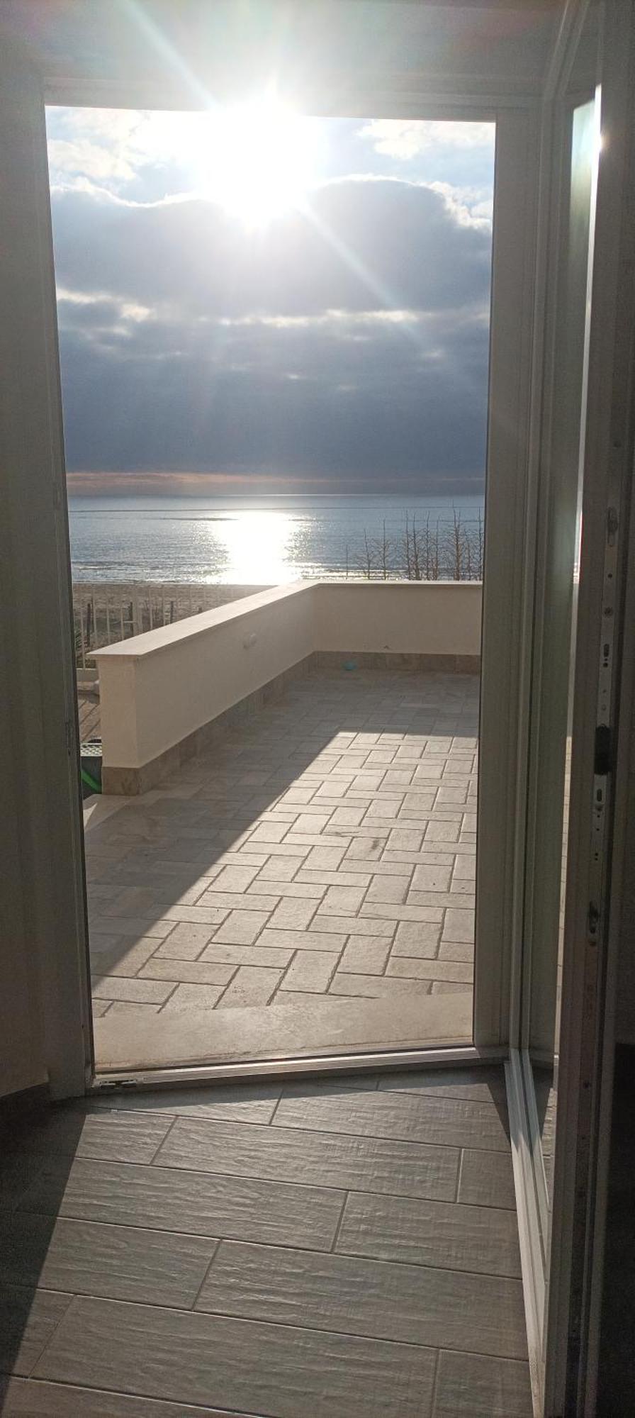 The Suite On The Beach Torvaianica Bagian luar foto