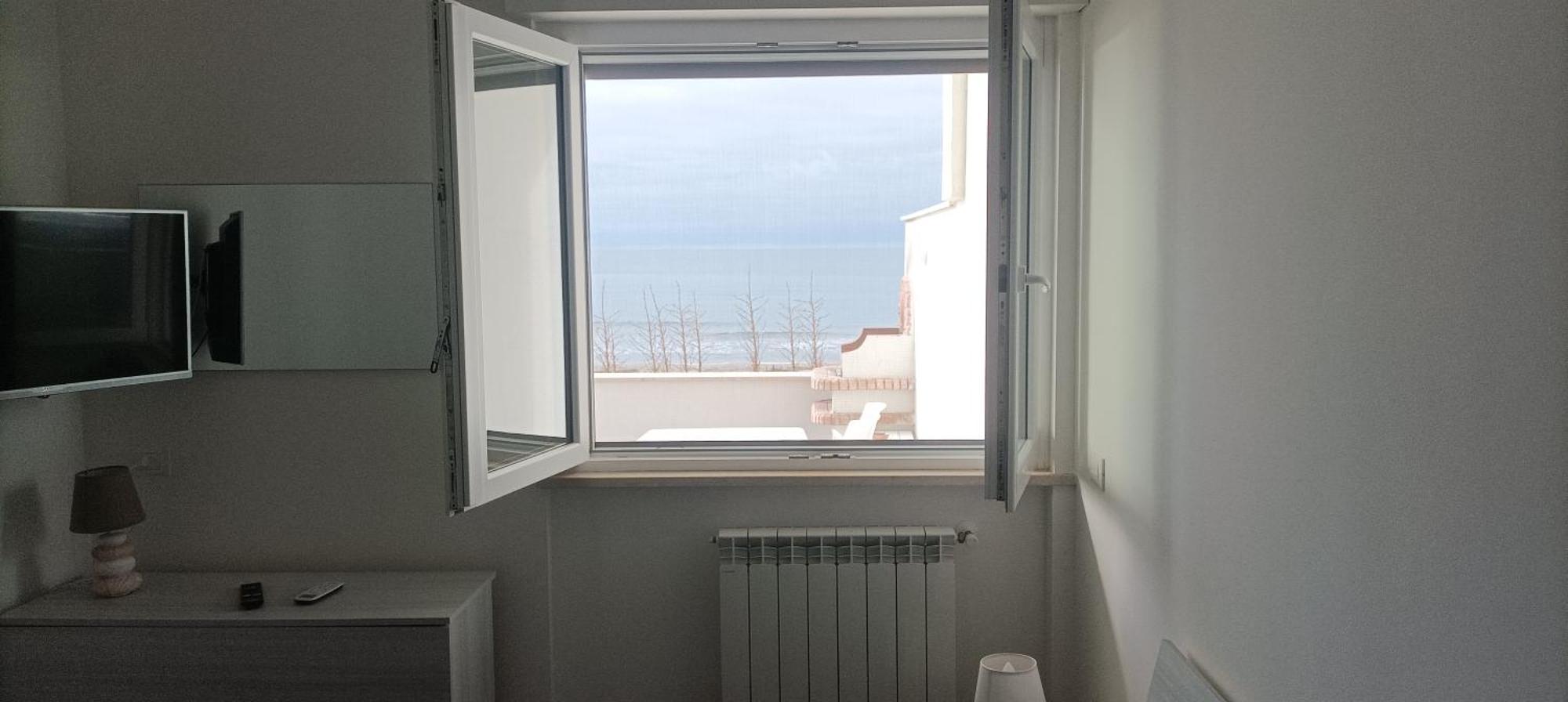 The Suite On The Beach Torvaianica Bagian luar foto