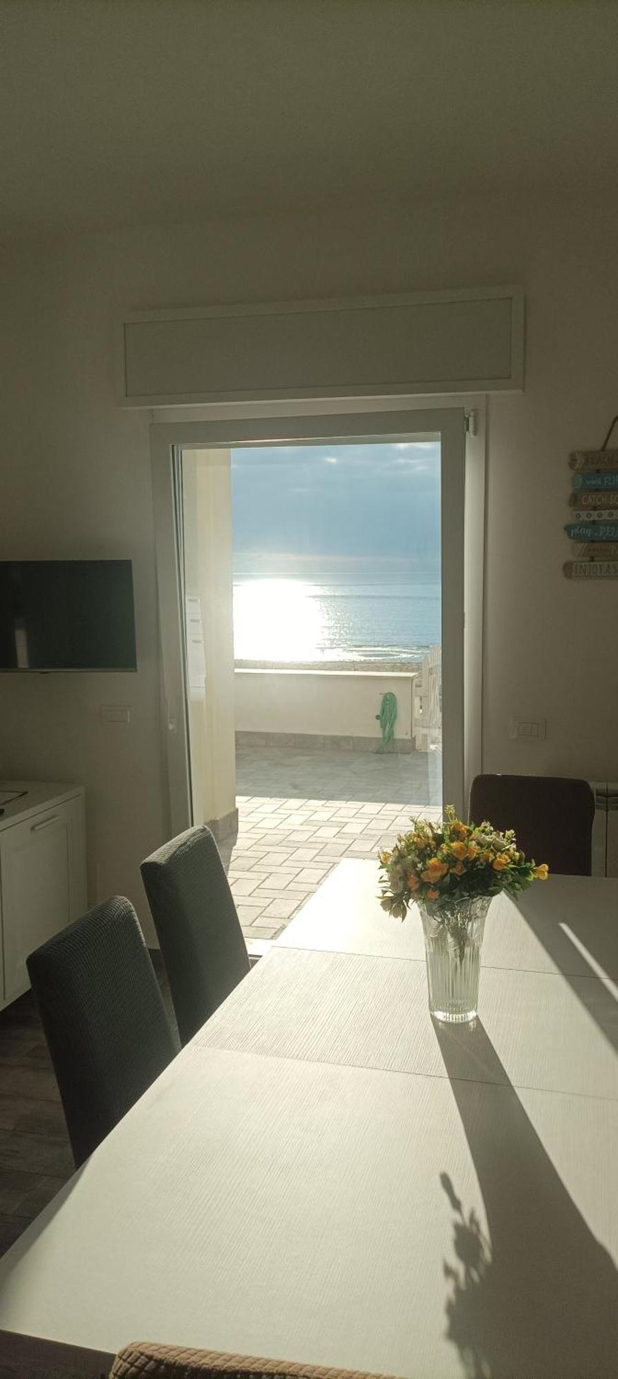 The Suite On The Beach Torvaianica Bagian luar foto